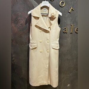 Cream sleeveless coat size M belt detail